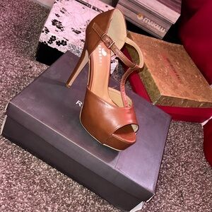 Size 8.5 brown heels